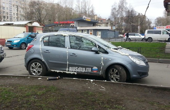 В Петербурге хулиганы залили монтажной пеной припаркованный во дворе автомобиль