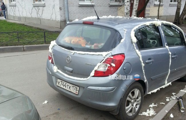 В Петербурге хулиганы залили монтажной пеной припаркованный во дворе автомобиль