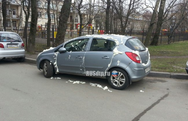 В Петербурге хулиганы залили монтажной пеной припаркованный во дворе автомобиль