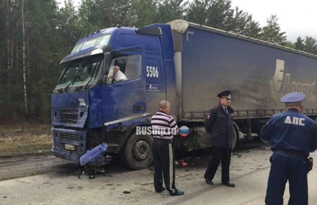«Ладу» разорвало на части в результате ДТП на трассе «Курган – Омск»
