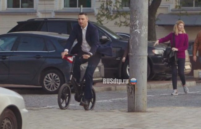 Виталий Кличко по дороге на работу упал с велосипеда