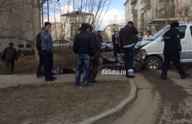 В Якутии водитель микроавтобуса врезался в остановку с людьми. Погиб ребенок