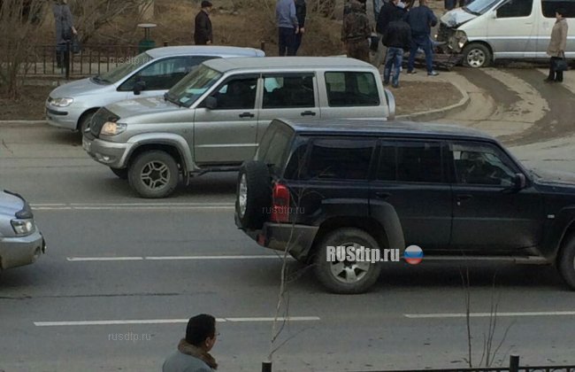 В Якутии водитель микроавтобуса врезался в остановку с людьми. Погиб ребенок