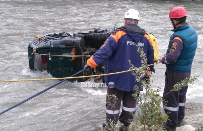 Автомобиль упал в реку в Сочи. Двое погибли