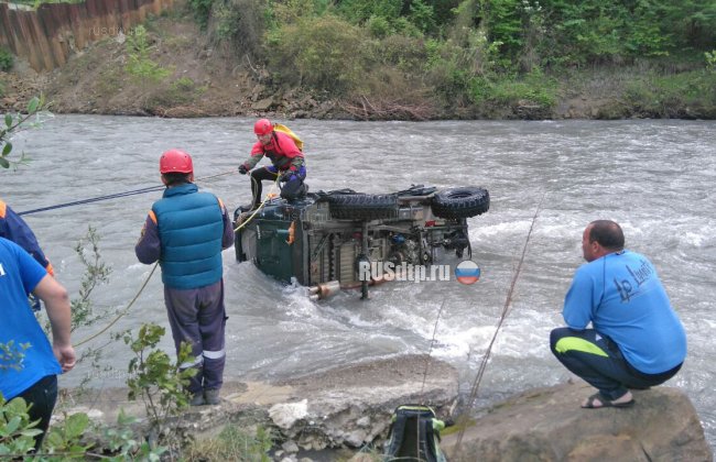 Автомобиль упал в реку в Сочи. Двое погибли