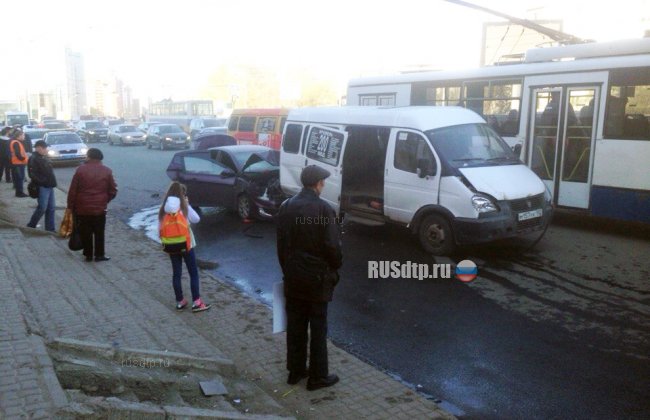 В Уфе пьяный водитель «Соляриса» врезался  маршрутку и троллейбус. Двое пострадали