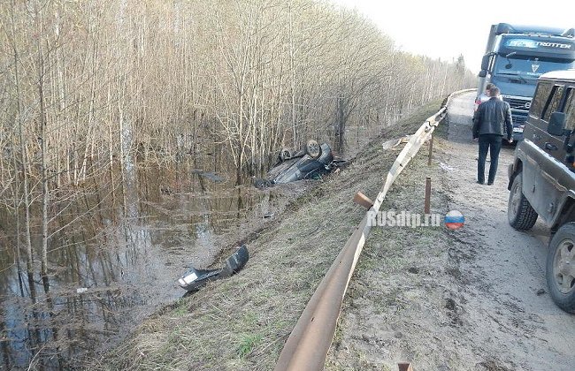 В Костромской области женщина-водитель и ее пассажир едва не утонули в канаве после ДТП