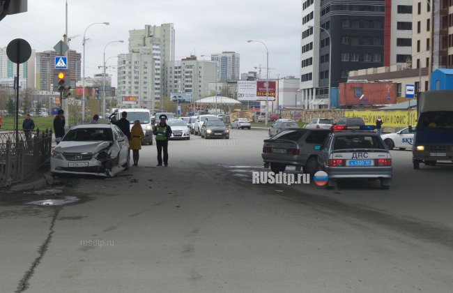 Авария на перекрестке Московская &#8212; Фурманова в Екатеринбурге