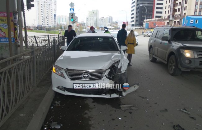 Авария на перекрестке Московская &#8212; Фурманова в Екатеринбурге