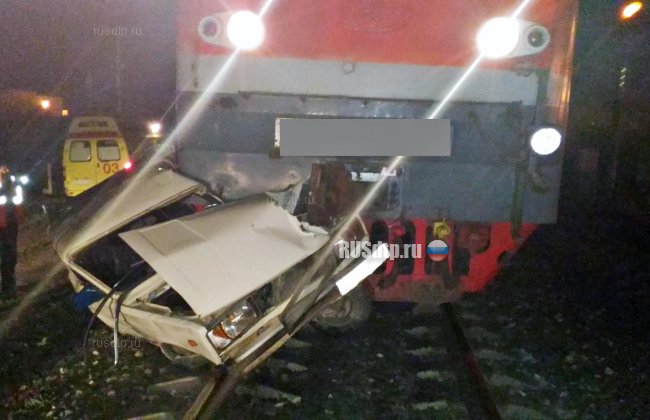 В Самаре грузовой поезд столкнулся с автомобилем