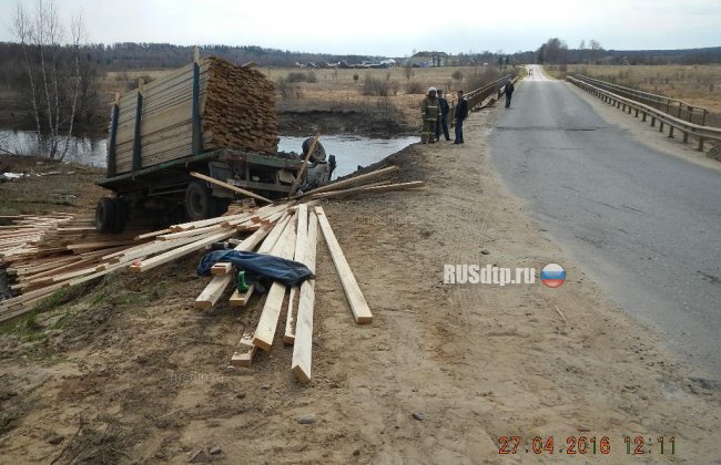 Двое пострадали при перевороте Камаза в Костромской области