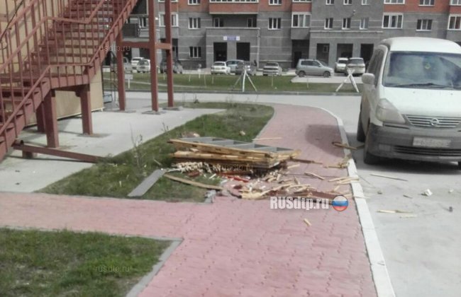 В Новосибирске с 18-го этажа сбросили пианино