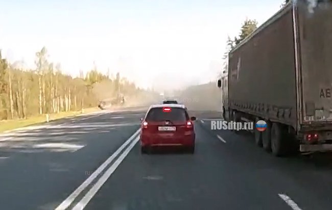 Видеорегистратор запечатлел ДТП с молоковозом на трассе М-10 \»Россия\»