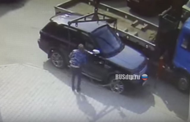 В Красноярске эвакуатор повредил Range Rover