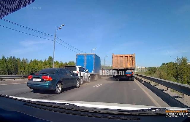 Видеорегистратор запечатлел столкновение пяти автомобилей во Владимире