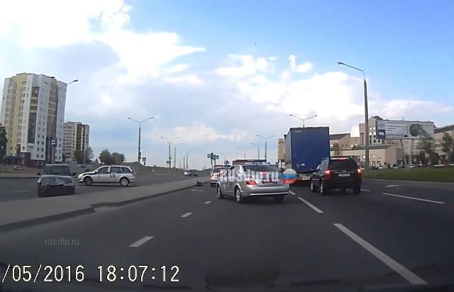 В Гродно пьяный водитель устроил ДТП и пытался скрыться от ГАИ с открытым капотом