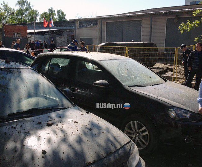 ВИДЕО: 12 машин оказались повреждены из-за взрыва трубопровода в Москве