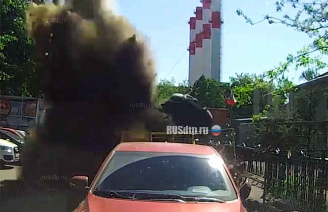 ВИДЕО: 12 машин оказались повреждены из-за взрыва трубопровода в Москве