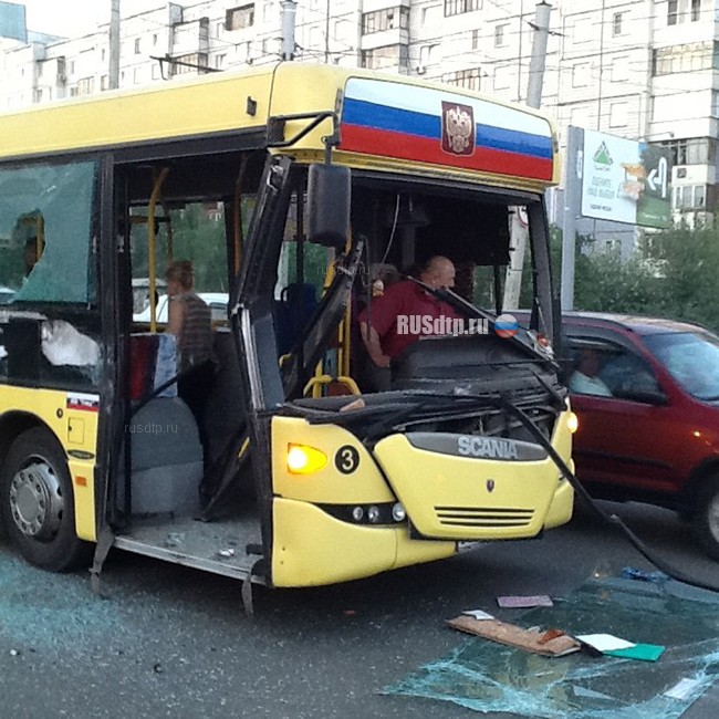 Автобус столкнулся с грузовиком в Барнауле