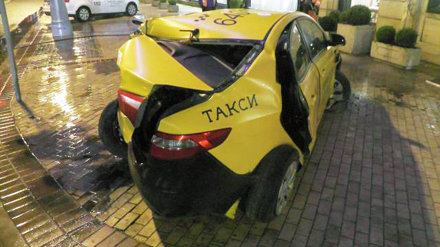 Такси врезалось в витрину бутика на Кутузовском проспекте в Москве