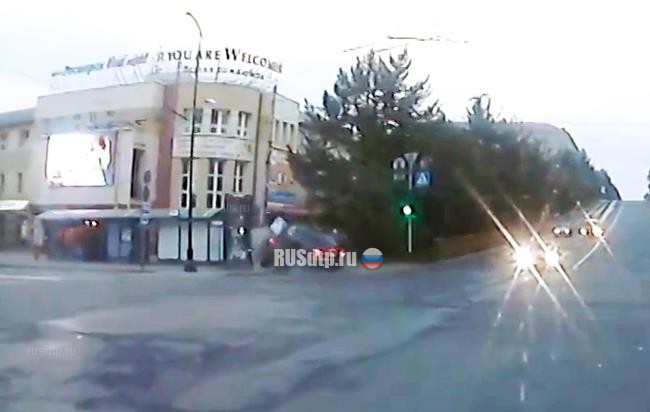 Видеорегистратор запечатлел, как \»Мерседес\» сносит остановку в Мурманске