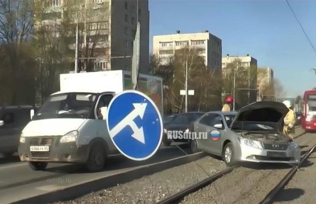 Троллейбус столкнулся с автомобилем на проспекте Ямашева в Казани
