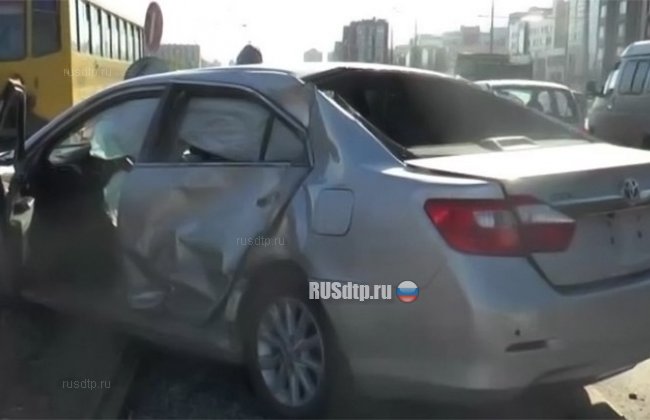 Троллейбус столкнулся с автомобилем на проспекте Ямашева в Казани