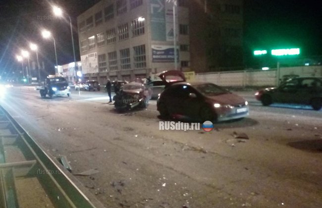 Водитель внедорожника устроил массовое ДТП в Екатеринбурге и скрылся
