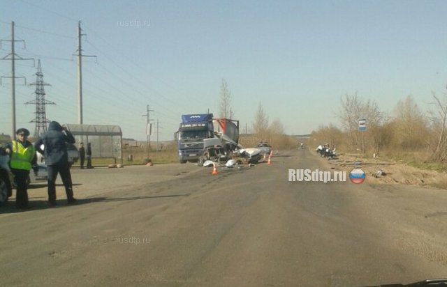 Трое молодых на «Ниссане» погибли, врезавшись в стоящий грузовик в Перми
