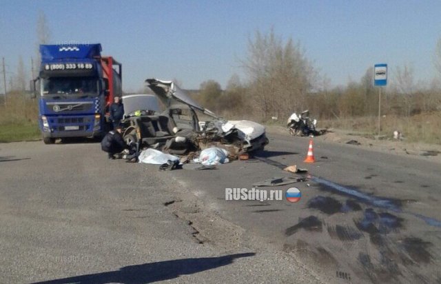 Трое молодых на «Ниссане» погибли, врезавшись в стоящий грузовик в Перми