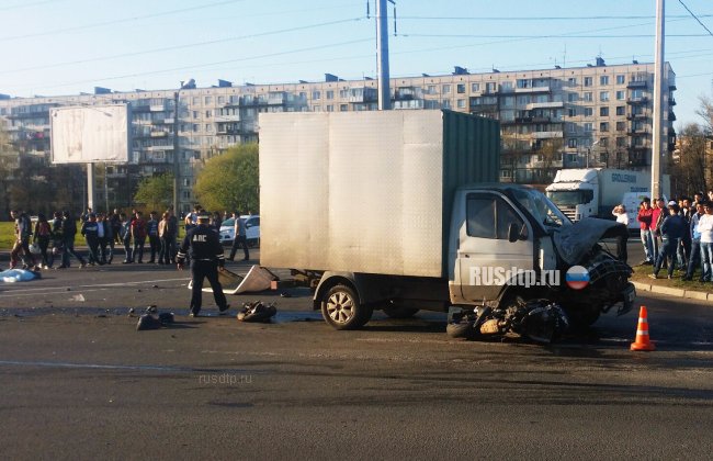 Байкер и его пассажирка насмерть разбились на проспекте Маршала Блюхера в Петербурге