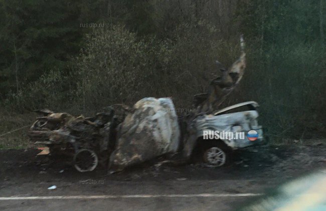 Два человека сгорели в машине в результате ДТП на трассе Санкт-Петербург – Псков