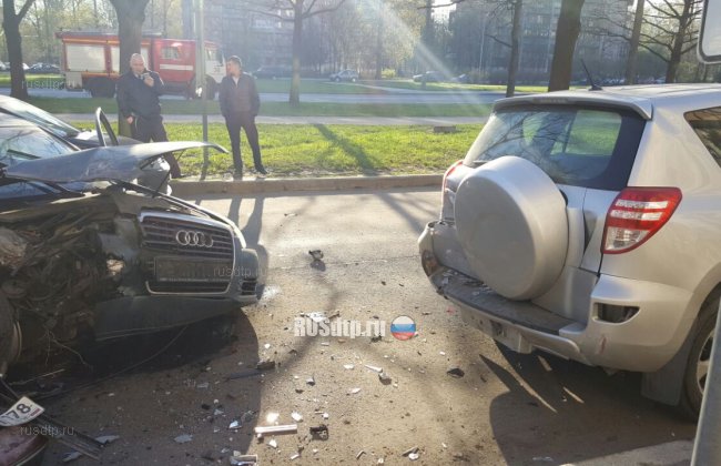 На проспекте Космонавтов в Петербурге пьяный водитель разбил 10 машин
