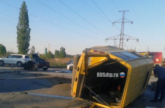 Один человек погиб и двое пострадали в ДТП с участием маршрутки в Волгограде