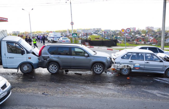 В Чебоксарах уснувший водитель устроил массовое ДТП с участием пяти машин