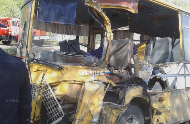 В Орловской области водитель школьного автобуса погиб, врезавшись в КАМАЗ
