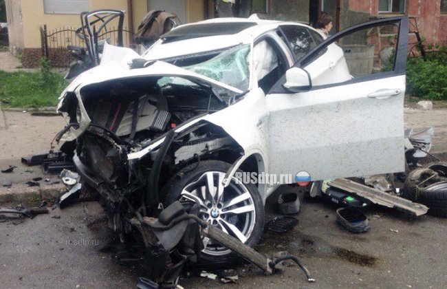 BMW X6 на скорости 200 км/ч врезался в дерево в Симферополе