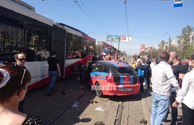 BMW врезался в трамвайную остановку в Петербурге