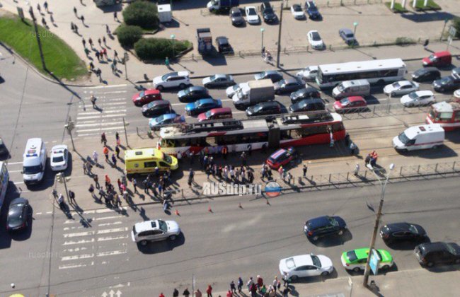 BMW врезался в трамвайную остановку в Петербурге