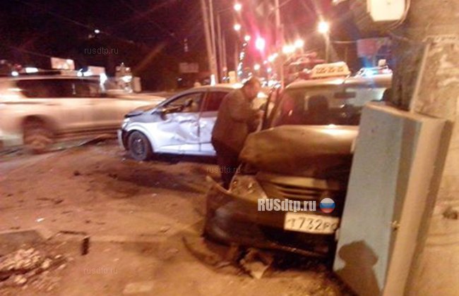 Таксист погиб в ДТП с участием двух автомобилей в Самаре