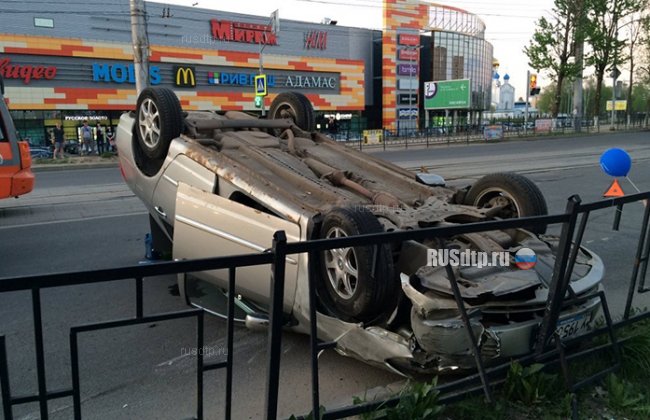 Автомобиль перевернулся на крышу в результате ДТП в Смоленске