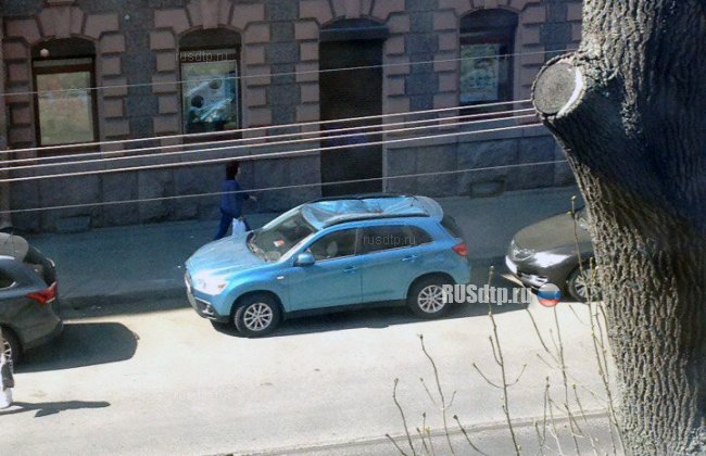 В Петербурге пьяный мужчина выпал из окна шестого этажа на припаркованную машину