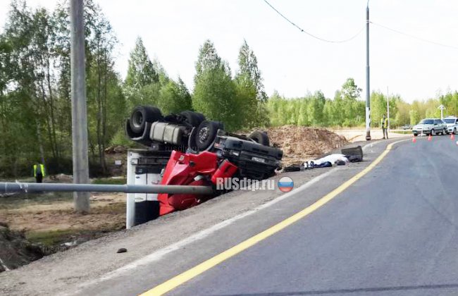 Дальнобойщик погиб в перевернувшейся фуре на трассе М-10 «Россия»