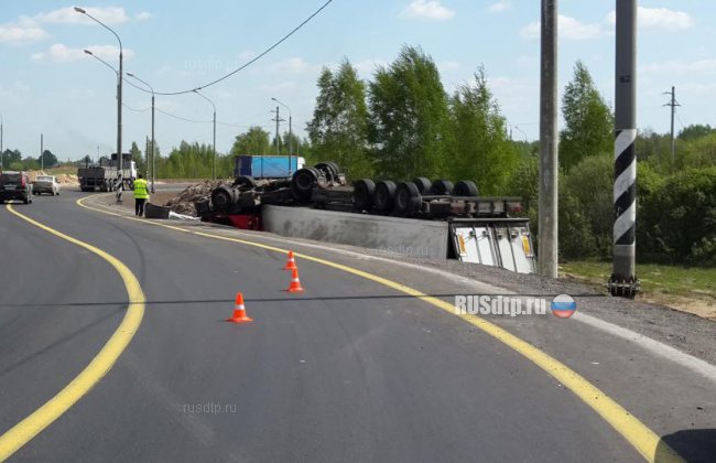 Дальнобойщик погиб в перевернувшейся фуре на трассе М-10 «Россия»