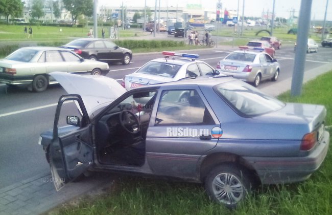 В Гродно пьяный водитель устроил ДТП и пытался скрыться от ГАИ с открытым капотом