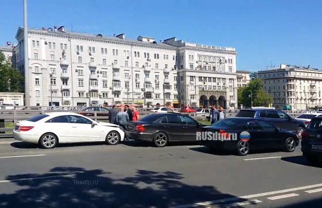 Восемь автомобилей столкнулись на Ленинградском проспекте в Москве