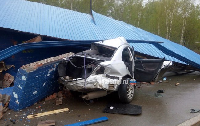 Автомобиль снёс остановку в Иркутской области. Двое погибли