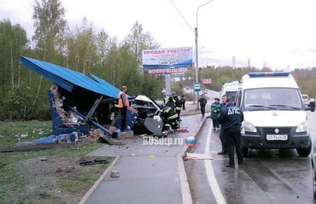 Автомобиль снёс остановку в Иркутской области. Двое погибли