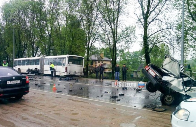 ВАЗ-21099 разорвало на части в ДТП с автобусом в Смоленске