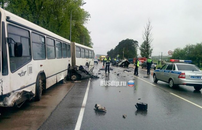 ВАЗ-21099 разорвало на части в ДТП с автобусом в Смоленске